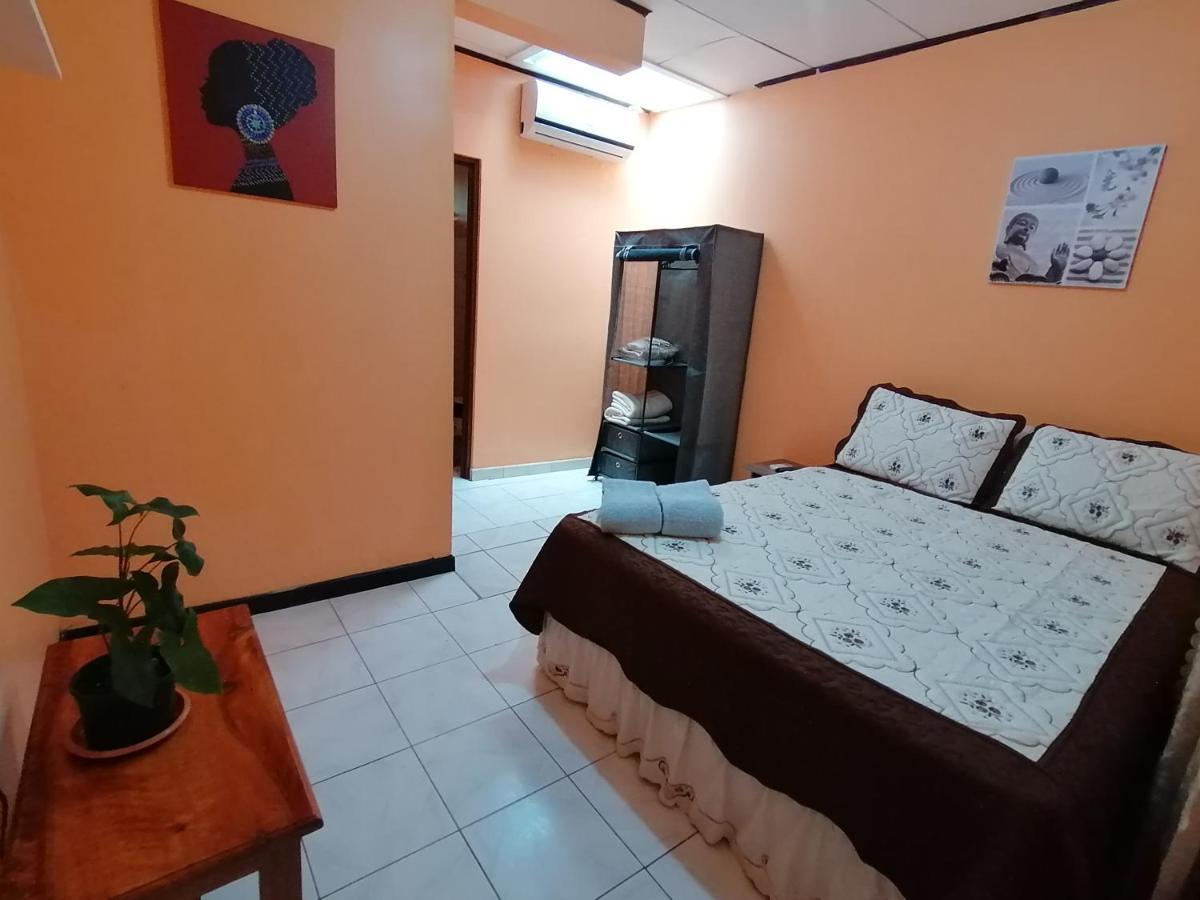 Marta'S Guesthouses, Apartamentos Con Entrada Autonoma Puerto Limon Exterior photo