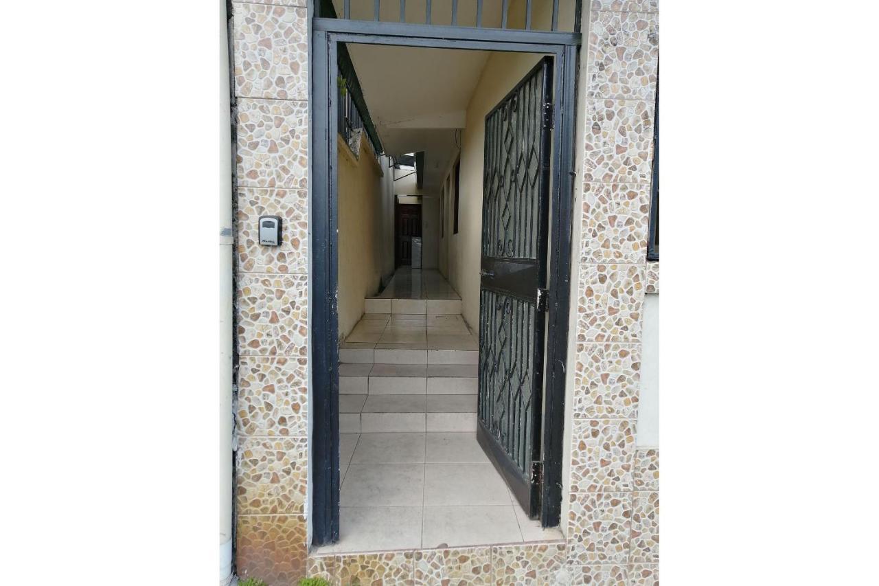 Marta'S Guesthouses, Apartamentos Con Entrada Autonoma Puerto Limon Exterior photo